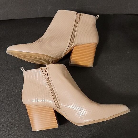 QUPID POINTED TOE SIDE ZIPPER CLOSURE WOMEN'S ANKLE BOOTIES - Picture 10 of 15